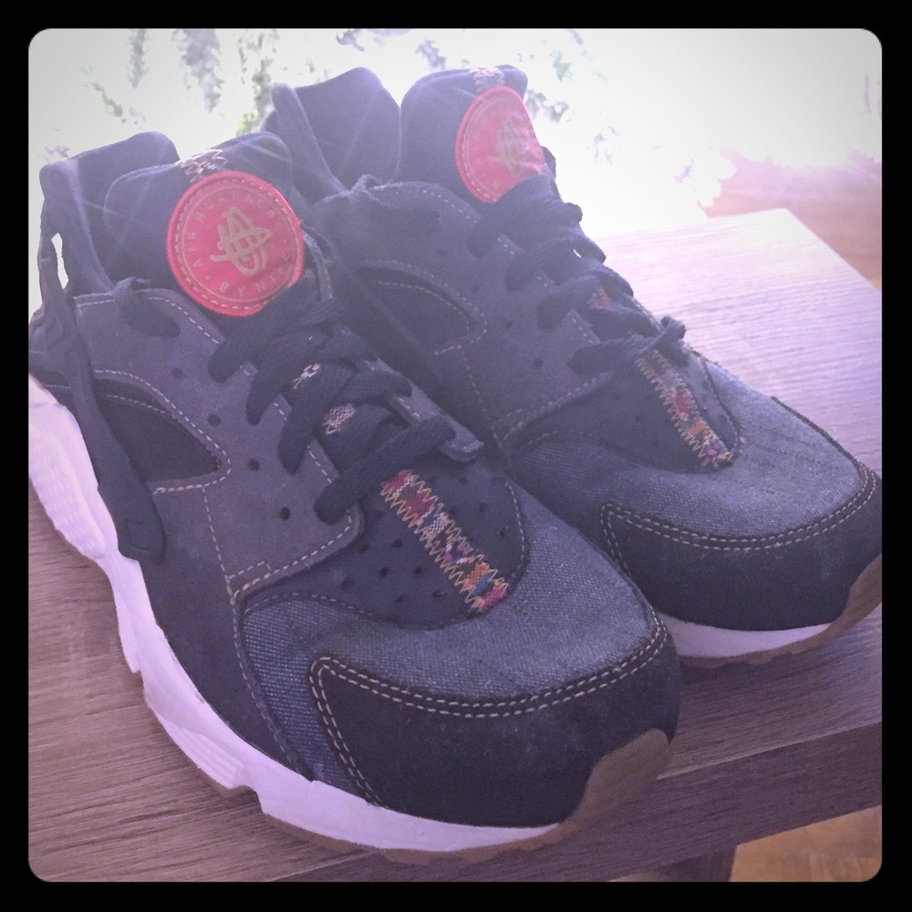 NIKE Tribal Huaraches Women’s size 9.5